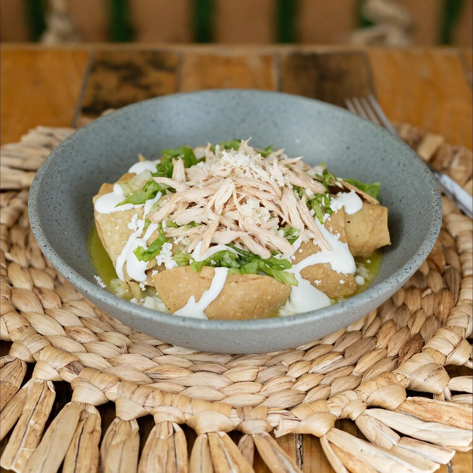 Chilaquiles rojos o verdes con crema, queso y cebolla